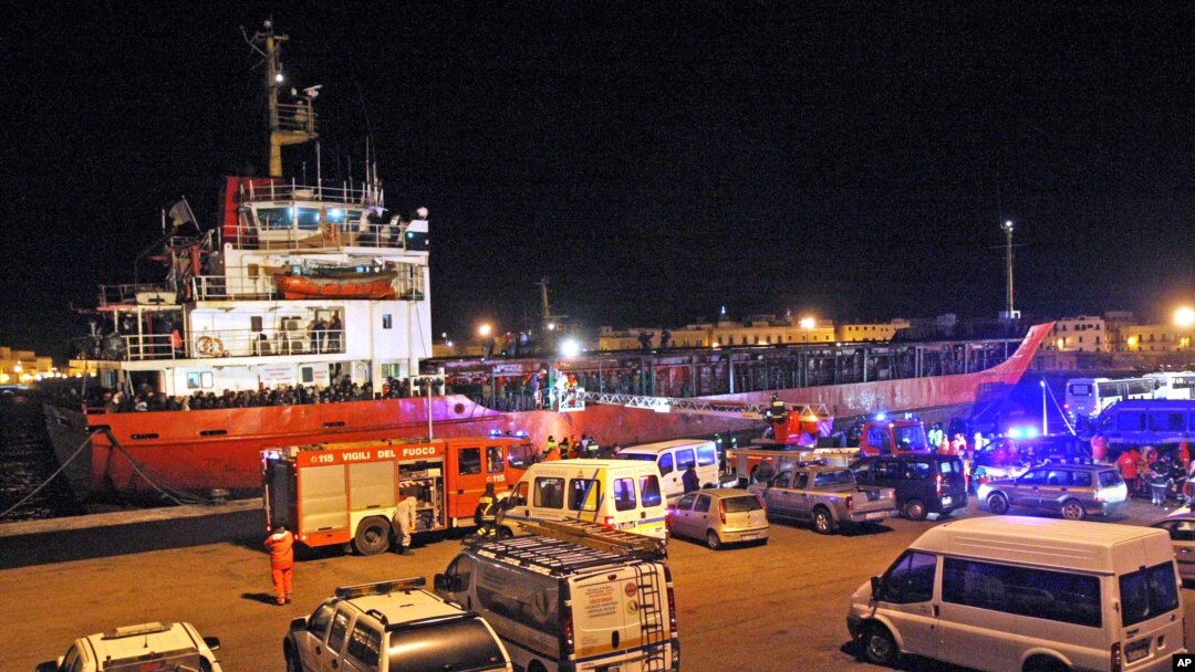 Kapal cargo berbendera Moldova yang membawa rattan imigran tiba di pelabuhan Gallipoli, Italia Selatan (31/12).