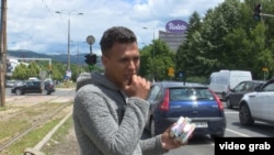 Abdelillah Bouslalih iz Maroka prodaje maramice na ulicama Sarajeva, 19. juni 2020.