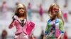 Boneka Barbie seri pembawa berita dan ahli komputer di sebuah pameran di New York. (AP/Mark Lennihan)