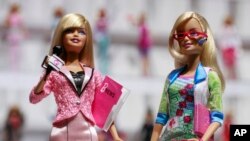 Boneka Barbie seri pembawa berita dan ahli komputer di sebuah pameran di New York. (AP/Mark Lennihan)