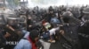 شلیک گاز اشک آور به سوی تظاهرکنندگان در تایلند