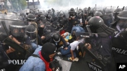 Des manifestants affrontant les forces de l'ordre à Bangkok samedi
