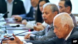 Sekretaris Jenderal Liga Arab Nabil el-Araby saat berbicara dengan delegasi-delegasi dari kelompok oposisi Suriah, Agustus 2013. (AP/Amr Nabil)