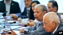 阿拉伯國家聯盟秘書長阿拉比在阿盟開羅總部與敘利亞反對派代表交談，試圖促成敘利亞和平。(2012年8月27日資料照)