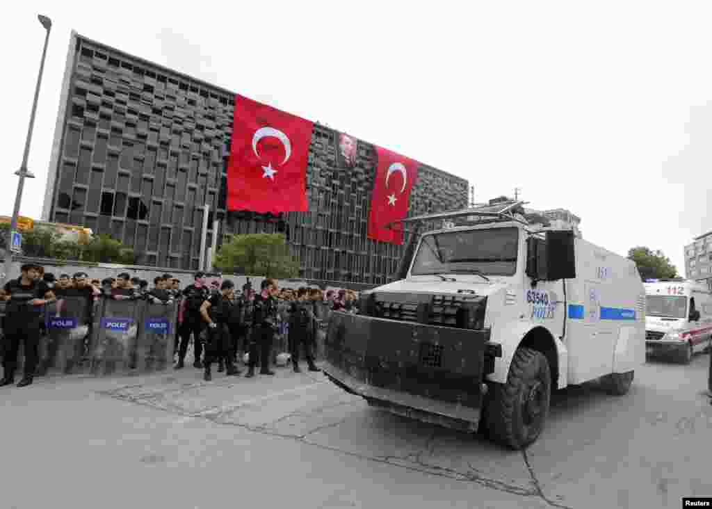 Turkish riot police take up position in Taksim Square in Istanbul June 12, 2013.