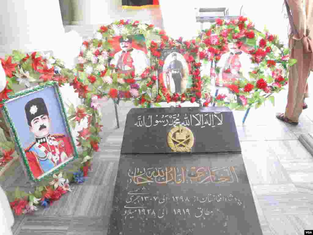 مقبره شاه امان الله خان در شهر جلال آباد ننگرهار بمناسبت تجلیل از استقلال کشور با بیرق ها و گلها مزین گردیده است 