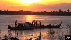 Ngư dân Campuchia đánh bắt cá trên sông Mekong.