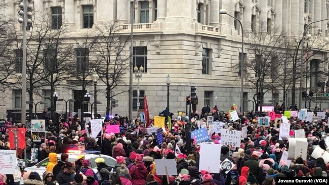 成千上万人1月18日参加了首都华盛顿举行的第四届妇女大游行。