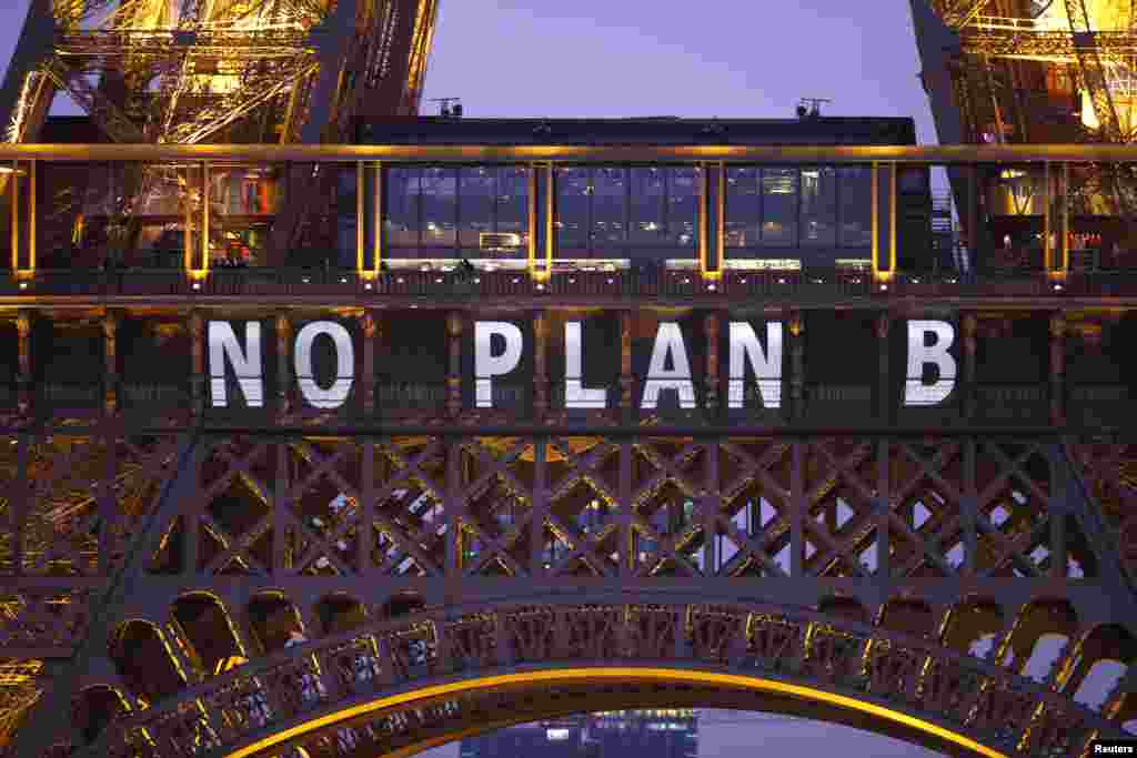 Slogan &quot;No Plan B&quot; tertulis di Menara Eiffel sebagai bagian dari Konferensi Perubahan Iklim Dunia 2015 (COP21) di Paris, Perancis.