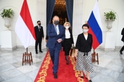 Menlu Rusia Sergei Lavrov dan Menlu RI Retno Marsudi dalam pertemuan di Jakarta, 6 Juli 2021. (Foto: Kemlu RI/Handout via REUTERS).