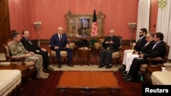 Afghanistan's President Ashraf Ghani (R) and U.S. special envoy for peace in Afghanistan, Zalmay Khalilzad (L), meet in Kabul, Afghanistan, Nov. 10, 2018. (Presidential Palace/Handout)