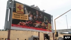 Un panneau publicitaire annonçant un assaisonnement alimentaire à Lagos, le 9 novembre 2018.