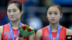 13일 중국 톈진에서 열린 동아시아경기대회 여자 체조 개인 도마 시상식에서 금메달을 차지한 북한의 홍은정 선수와 동메달의 리은하 선수가 나란히 서있다.