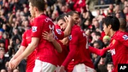 Para pemain Manchester United, Robin van Persie (tengah kiri) merayakan gol ke gawang Liverpool dalam pertandingan di stadion Old Trafford Stadium, Manchester (13/1/2013).