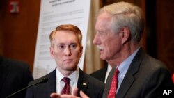 Senator James Lankford mendengarkan penjelasan dari Senator Angus King mengenai program DACA di Gedung Capitol, Washington, 7 Februari 2018. (Foto: dok).