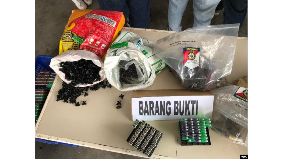 Barang bukti yang berhasil disita polisi dari pabrik rumahan korek api gas di Langkat, Senin (24/6). (VOA/Anugrah Andriansyah)