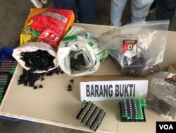 Barang bukti yang berhasil disita polisi dari pabrik rumahan korek api gas di Langkat, Senin (24/6). (VOA/Anugrah Andriansyah)