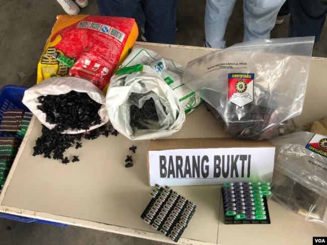 Barang bukti yang berhasil disita polisi dari pabrik rumahan korek api gas di Langkat, Senin (24/6). (VOA/Anugrah Andriansyah)