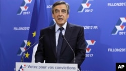 Candidate for the right-wing Les Republicains (LR) party primaries ahead of the 2017 presidential election and former French prime minister Francois Fillon delivers a speech at his campaign headquarters, Nov. 20, 2016.
