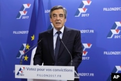 Candidate for the right-wing Les Republicains (LR) party primaries ahead of the 2017 presidential election and former French prime minister Francois Fillon delivers a speech at his campaign headquarters, Nov. 20, 2016.
