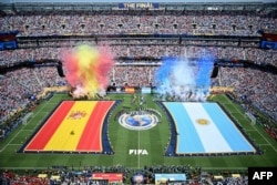 2026년 7월 19일 미국 뉴저지주 이스트러더퍼드의 뉴욕/뉴저지 스타디움에서 열린 2026 FIFA 월드컵 결승전 스페인과 아르헨티나의 경기를 앞두고 양국 국기가 경기장 위에 펼쳐져 있다.