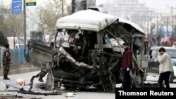 지난달 25일 아프가니스탄 카불에서 폭탄공격으로 부서진 소형버스.