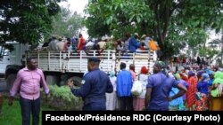 Abarundi bariko bapakirwa ikamyo kugira batahukanywe. Goma kw'itariki ya 16/03/2020