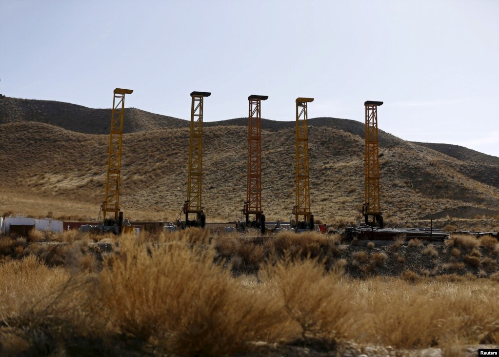 资料照：中国在阿富汗富含稀土和稀有金属的梅斯·艾纳克地区安装的机器设备。（2015年2月14日）(photo:VOA)