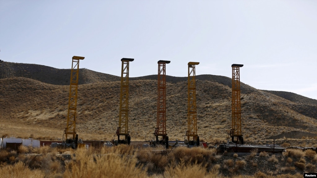 资料照：中国在阿富汗富含稀土和稀有金属的艾娜克地区安装的机器设备。（2015年2月14日）(photo:VOA)