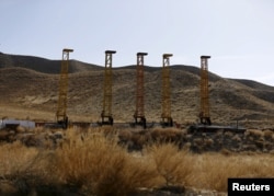 资料照：中国在阿富汗富含稀土和稀有金属的梅斯·艾纳克地区安装的机器设备。（2015年2月14日）