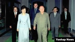 2002년 5월 방북해 평양 백화원초대소에서 김정일 국방위원장을 만난 박근혜 대선 후보. 