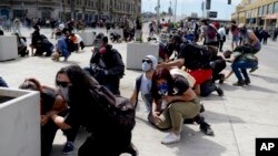 Los manifestantes antigubernamentales se refugian a la vuelta de la esquina del edificio del Congreso, durante los enfrentamientos con la policía en Valparaíso, Chile, el viernes 25 de octubre de 2019. (AP Photo / Matias Delacroix)