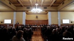 Gubernur Bank Yunani, Yannis Stournaras memberikan sambutan dalam pertemuan tahunan pemegang saham bank di Athena, Yunani, 26 Februari 2018.