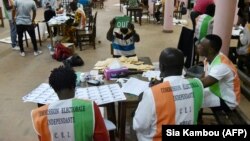 Des agents de la Commission électorale indépendante (CEI) procèdent au dépouillement des bulletins de vote à Abidjan, le 30 octobre 2016.