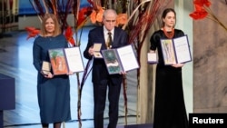 Natalia Pinchuk, mewakili suaminya aktivis Belarus Ales Bialiatski; Jan Rachinsky dari Rusia, dan Oleksandra Matviichuk dari LSM Ukraina Center for Civil Liberties (CCL) menerima Nobel Perdamaian 2022 di Oslo, Norwegia, 10 Desember 2022. (Foto: Rodrigo Freitas/NTB/ via Reuters)