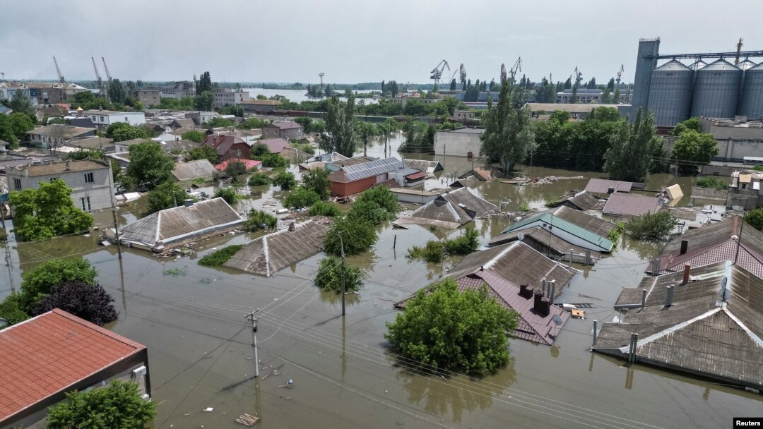Kawasan yang terdampak banjir setelah bendungan Nova Kakhovka jebol, di tengah serangan Rusia di Ukraina, di Kherson, Ukraina, 7 Juni 2023. (REUTERS/Vladyslav Smilianets)