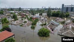 Kawasan yang terdampak banjir setelah bendungan Nova Kakhovka jebol, di tengah serangan Rusia di Ukraina, di Kherson, Ukraina, 7 Juni 2023. (REUTERS/Vladyslav Smilianets)
