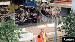 프랑스 철도 관계자들이 13일 탈선 사고가 난 현장을 조사하고 있다. 