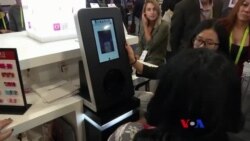 သတင်းထောက်တွေကို မေးခွန်းဖြေမယ့်အရုပ်၊ စက္ကန့်ပိုင်းနဲ့ လက်သည်းနီဆိုးတဲ့စက်