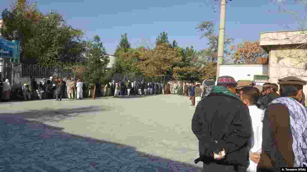 مردم حتا پیش از آغاز روند رایدهی، در پشت درهای مراکز رایدهی صف کشیده بودند
