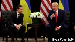 Presiden AS Donald Trump (kanan) dalam pertemuan dengan Presiden Ukraina Volodymyr Zelensky di New York 25 September lalu (foto: ilustrasi). 