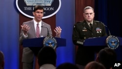 Menteri Pertahanan AS Mark Esper (kiri) dan Jenderal AS Mark Milley dalam konferensi pers di Pentagon, hari Senin (2/3). 