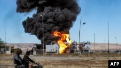 حمله پهپادی ترکیه به یک تاسیسات نفتی در القحطانیه واقع در شمال شرق سوریه. پنجشنبه ١٣ مهر ۱۴۰۲