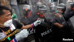 Polisi Bangkok menghalangi demonstran anti pemerintah yang berusaha menyerbu gedung Kementerian Keuangan Thailand, Senin (25/11). 
