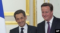 France's President Nicolas Sarkozy (l) and Britain's Prime Minister David Cameron at the Elysee palace, Feb. 17, 2012.