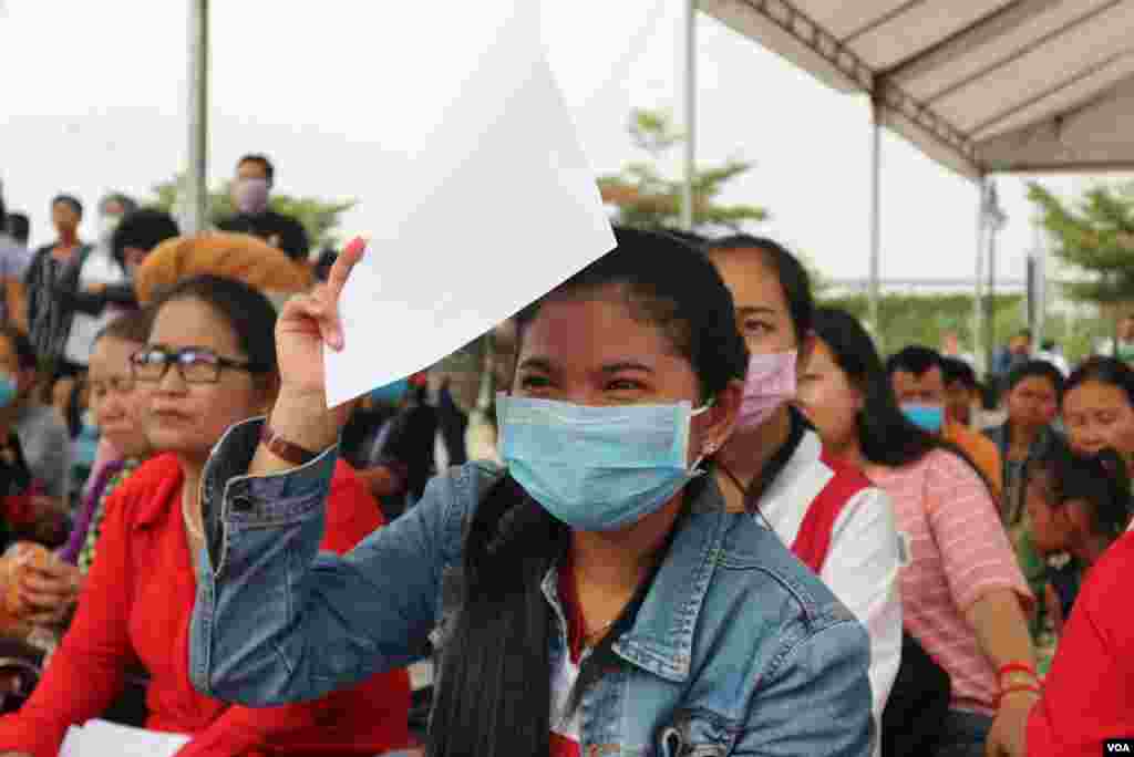 ប្រជាពលរដ្ឋ តំណាងសហគមន៍ សហជីព កម្មករ និងតំណាងអង្គការសង្គមស៊ីវិល ចូលរួមប្រារព្ធទិវាសិទ្ធិនារីអន្តរជាតិលើកទី១០៩ នៅសួនប្រជាធិបតេយ្យ នាថ្ងៃទី៨ ខែមីនា ឆ្នាំ២០២០។ (កាន់ វិច្ឆិកា/VOA)