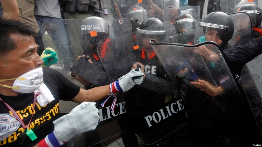 Polisi Bangkok menghalangi demonstran anti pemerintah yang berusaha menyerbu gedung Kementerian Keuangan Thailand, Senin (25/11). 
