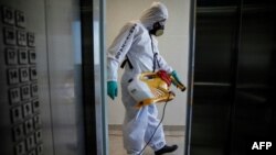 Un trabajador desinfecta un edificio en Santiago de Chile, el 13 de abril de 2020
