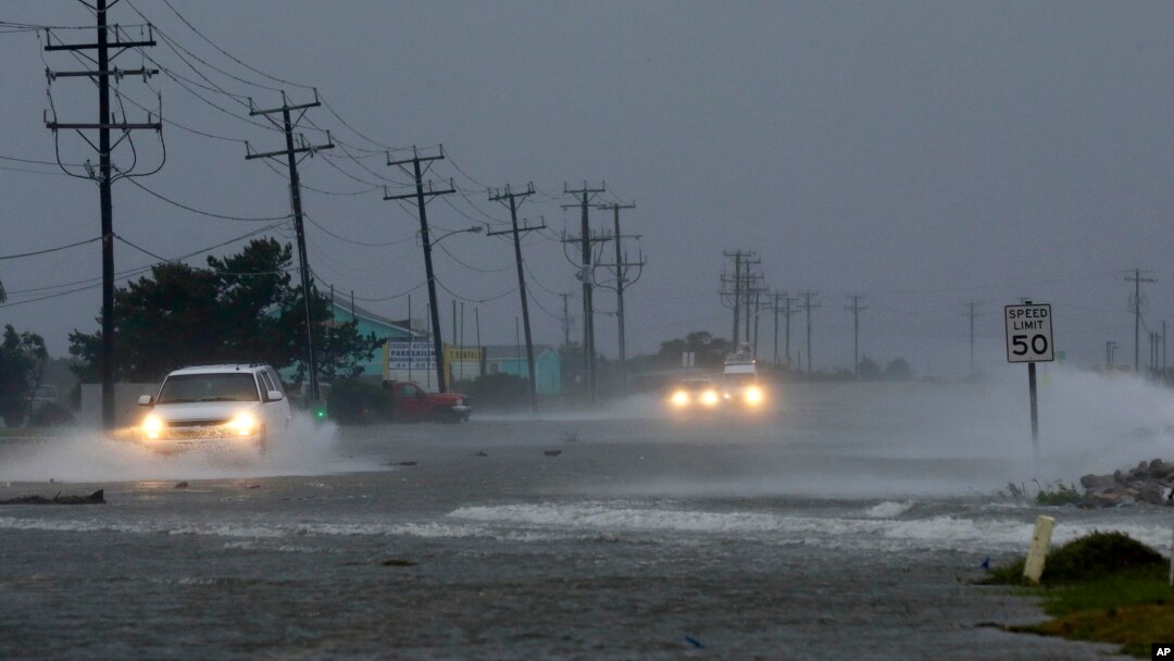Badai tropis Arthur melanda kawasan pantai di Nags Head, North Carolina, Jumat (4/7).