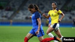 Amel Majri de l’équipe française tente un tir lors du match groupe C France/Colombie aux JO de Rio, Brésil, 3 mars 2016.